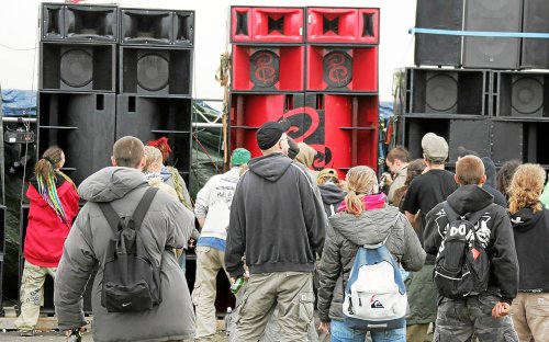 « Des lieux de dérapages et d’excès » : pourquoi des députés veulent davantage punir les rave-parties