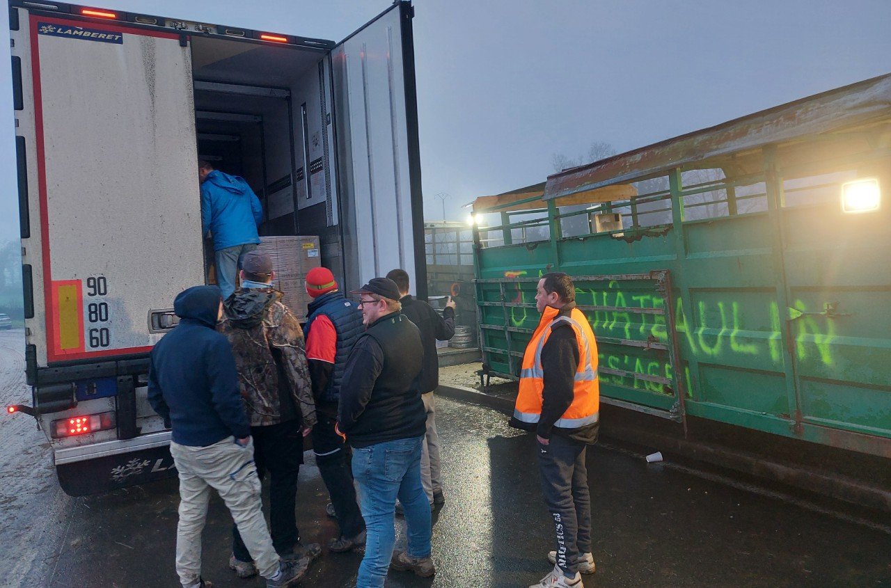 À Châteauneuf-du-Faou, la mobilisation des agriculteurs se poursuit au rond-point de Kroas-Lesneven [En images]