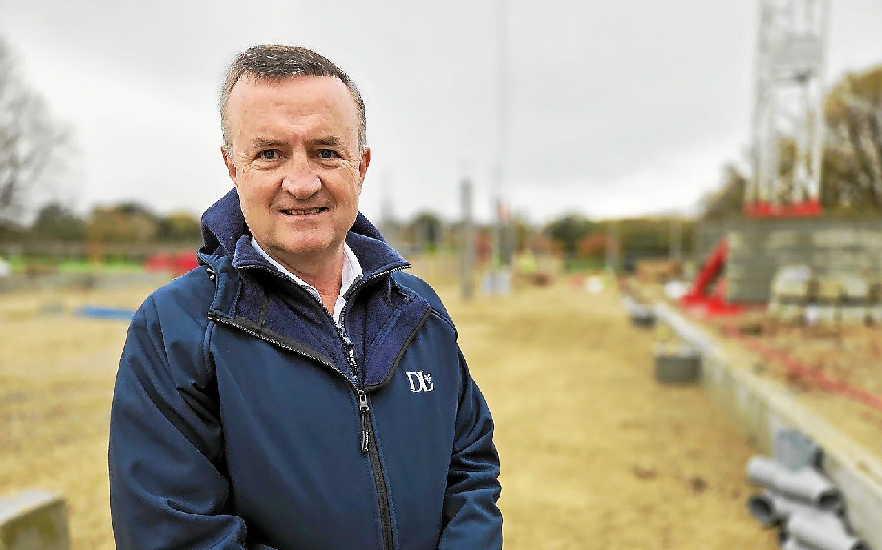 « Nous allons faire de ce lieu un parc d’attractions dédié au vin » : Dominique Lamballe pose la première pierre du chai de son domaine viticole à Baden