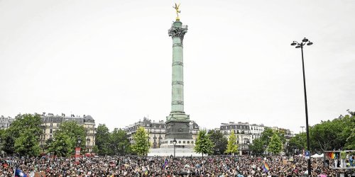 [DIAPORAMA] Paris prend des couleurs arc-en-ciel avec la marche des Fiertés LGBT +