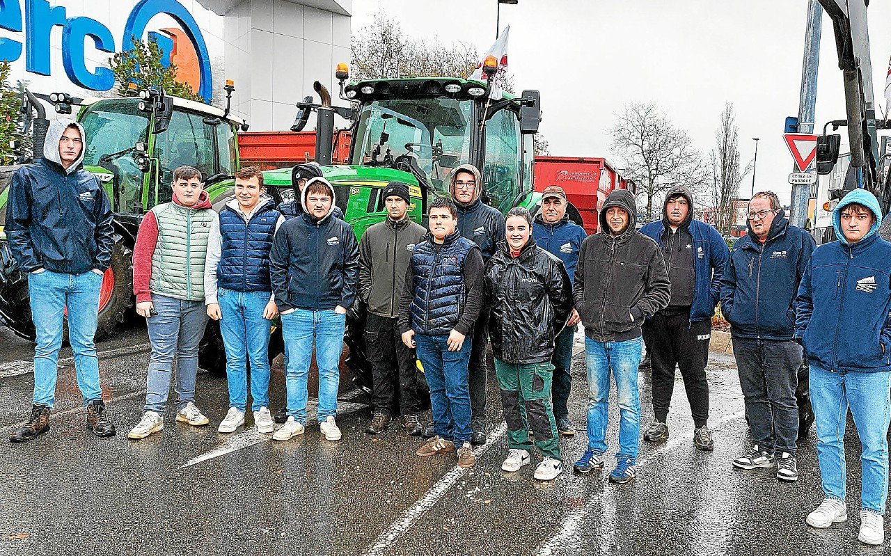 Environ 70 Jeunes agriculteurs bloquent les entrées du Leclerc Gouesnou