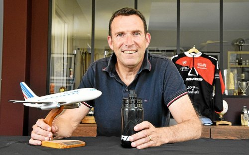 Patron d’équipe cycliste et pilote d’avion, la double casquette de Fabrice Blévin