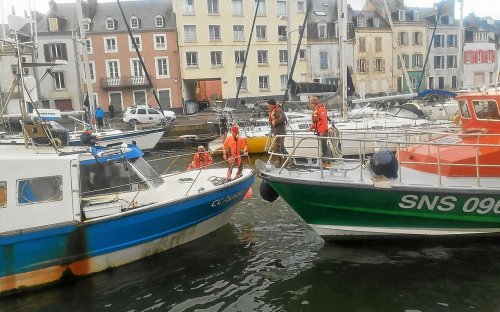 La SNSM de Belle-Ile remorque un bateau de pêche de Concarneau victime d’une voie d’eau