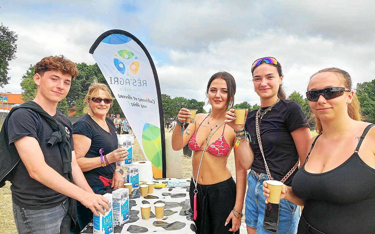 « Franchement, ça passe super bien » : au camping des Vieilles Charrues, le lait coule à flots