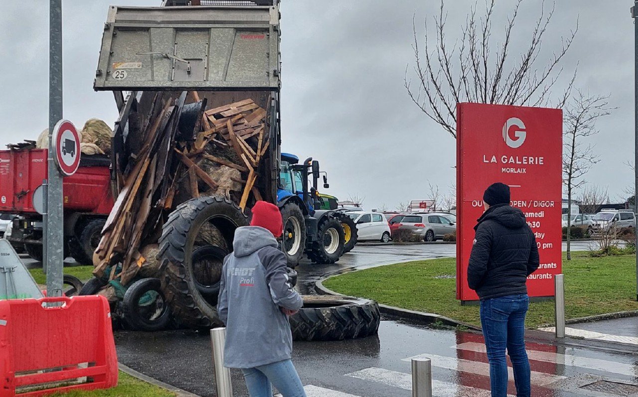 « L’État veut notre mort » : une trentaine de tracteurs bloquent les entrées du Carrefour de Saint-Martin-des-Champs