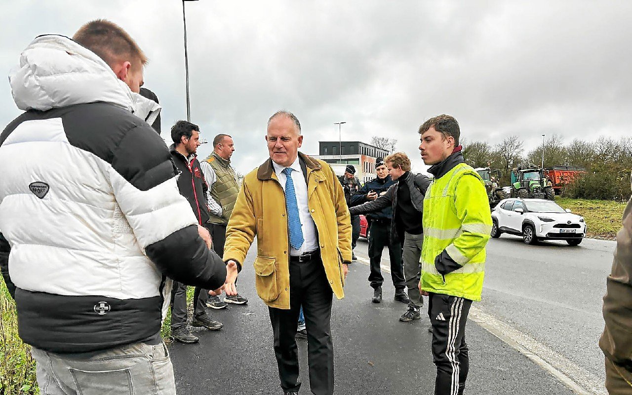 Mobilisation des agriculteurs à Troyalac’h, à Quimper : le préfet du Finistère et la maire de Quimper sur place