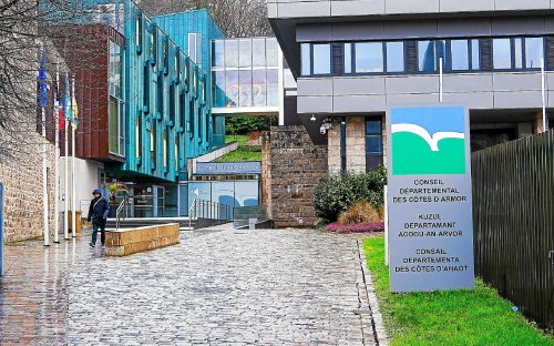 Suppression de postes au Département des Côtes-d’Armor : les syndicats craignent pour les conditions de travail
