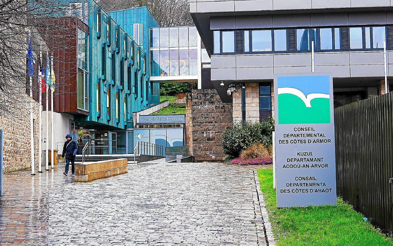 Suppression de postes au Département des Côtes-d’Armor : les syndicats craignent pour les conditions de travail