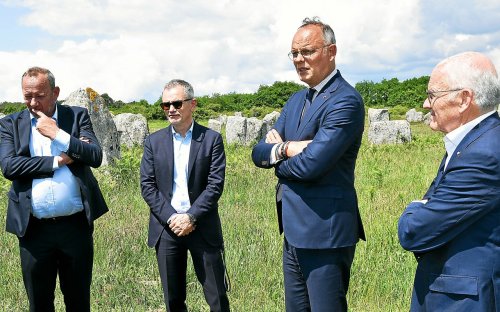 Édouard Philippe en visite dans les alignements de Carnac