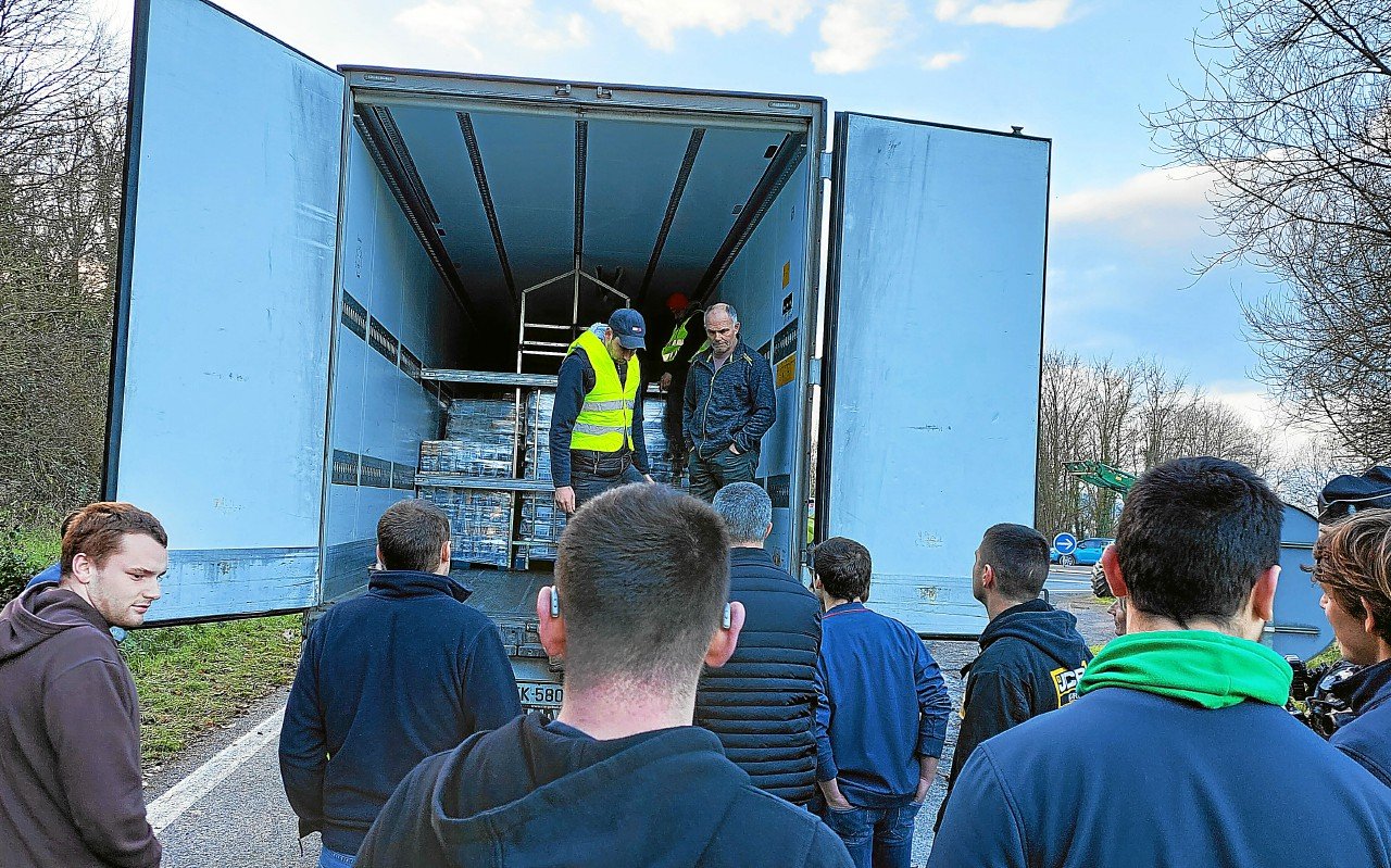 « Honte à cette coopérative » : en Bretagne, des agriculteurs découvrent 21 tonnes de poulet brésilien dans un camion