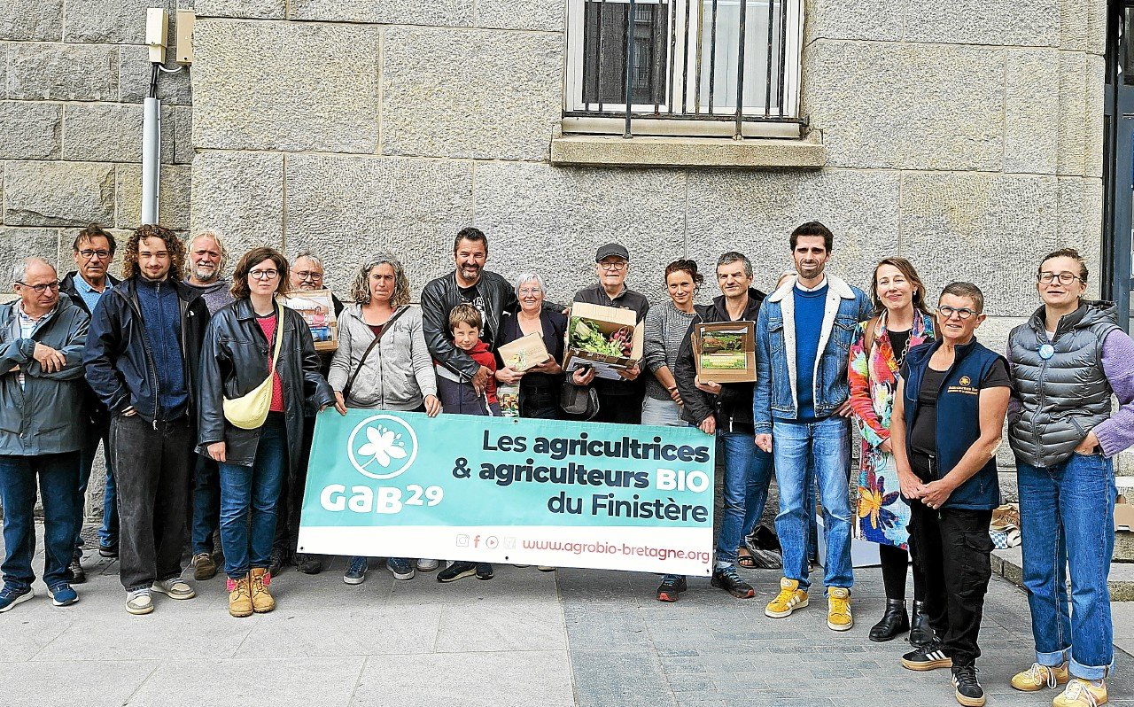 À Brest, contre les coupes budgétaires, des agriculteurs bio en colère envoient des colis à la ministre