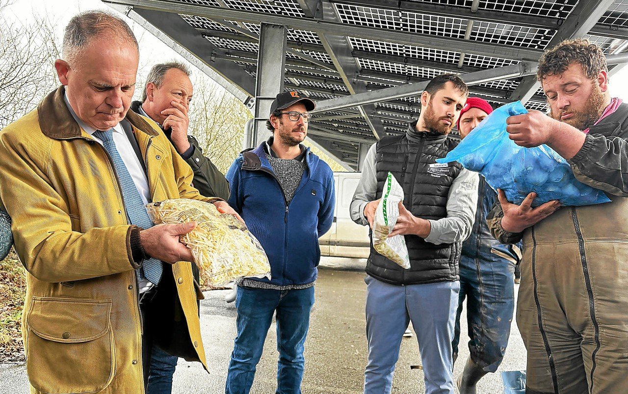 « Vous êtes totalement légitimes » : ce qu’a dit le préfet du Finistère en rendant visite aux agriculteurs sur un point de blocage à Quimper