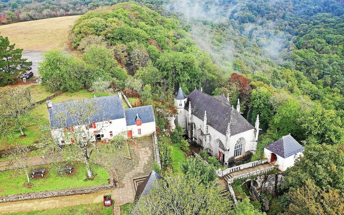 Vue du ciel, la surprenante chapelle Sainte-Barbe domine la vallée de l'Ellé