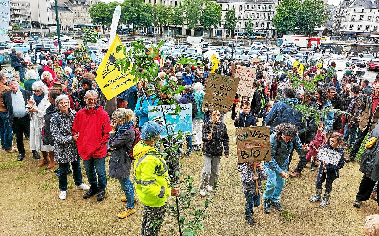 « Nos pratiques protègent l’eau, l’air, la biodiversité, les sols et la santé humaine »… À Quimper, 250 personnes sont venues défendre l’agriculture biologique