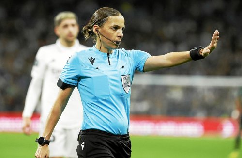 Coupe du monde 2022 : la Française Stéphanie Frappart va devenir la première femme à arbitrer en Coupe du monde masculine