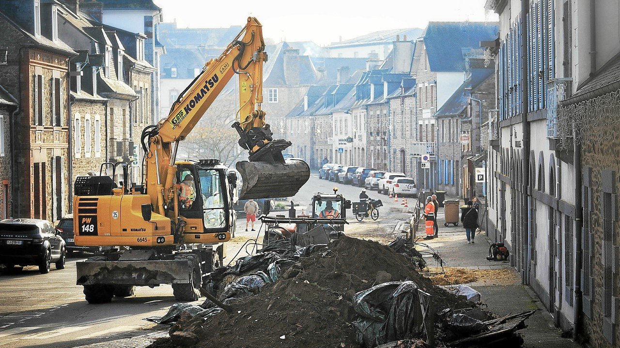 « C’est inacceptable ! » : le centre-ville de Lamballe s’est réveillé sous les gravats des agriculteurs [En images]