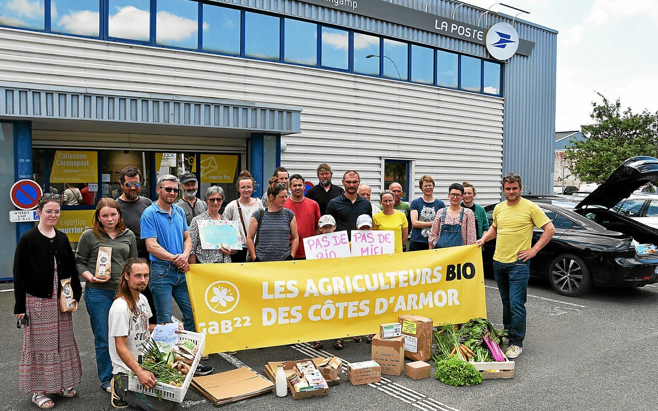 À Guingamp, en signe de protestation, ces agriculteurs bio expédient des colis à leur ministre