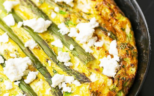 Frittata aux asperges et courgettes : une recette de saison très simple à préparer