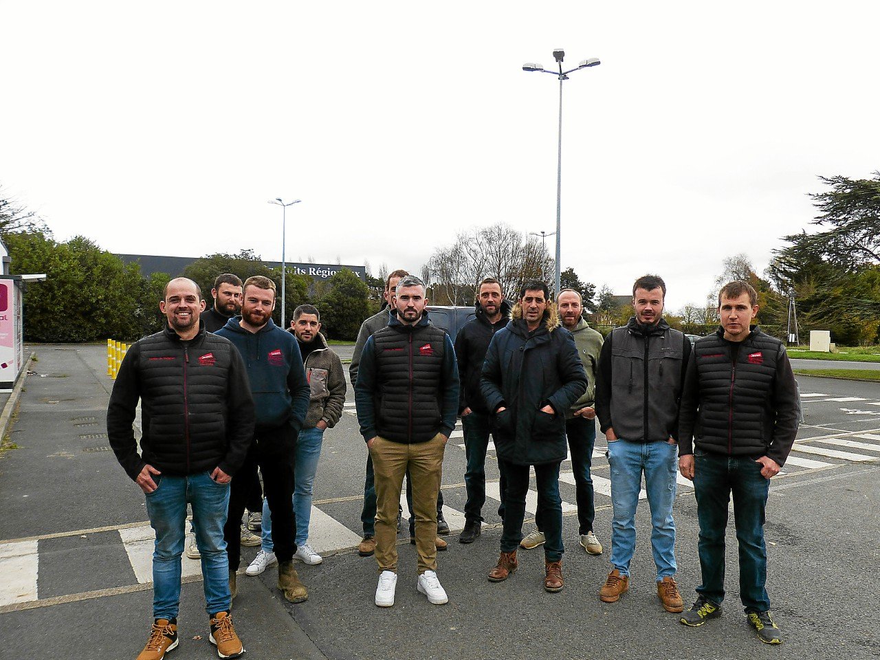 Les Jeunes agriculteurs en colère enlèvent dix chariots de produits des rayons du Lidl d’Erquy, ce jeudi