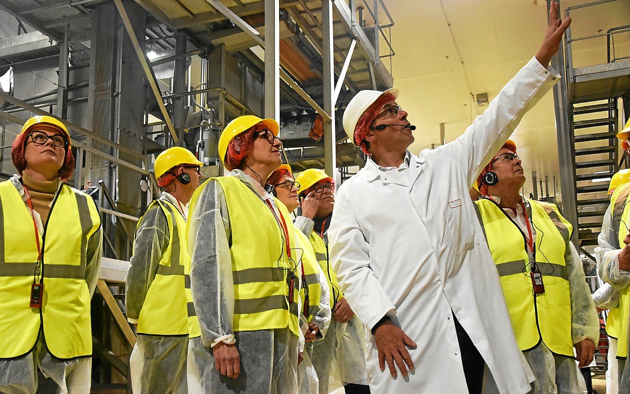 La ministre de l’Agriculture visite l’usine Bret’s, à Saint-Gérand : « On a tous les ingrédients de la réussite »
