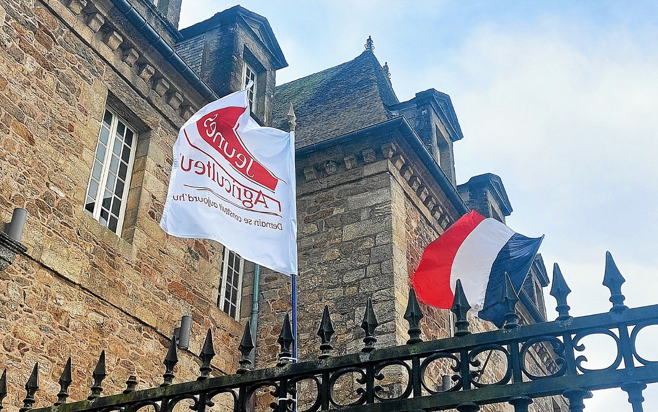 Drapeau sur la mairie : face aux critiques, le maire de Guingamp élargit sa proposition à toutes les organisations agricoles