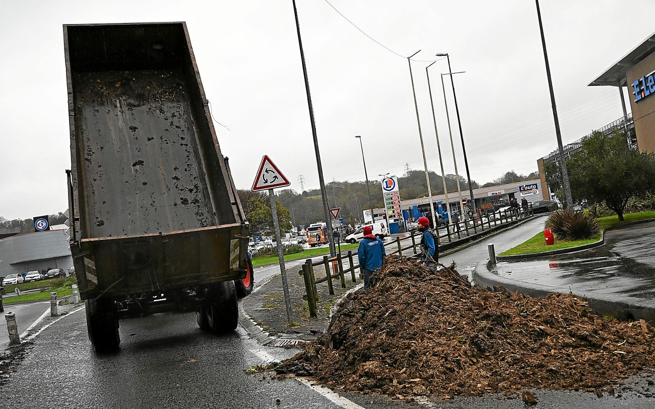 « C’est un échauffement pour la suite de l’hiver » : à Quimper, les Jeunes agriculteurs bloquent les entrées du Leclerc de Gourvily