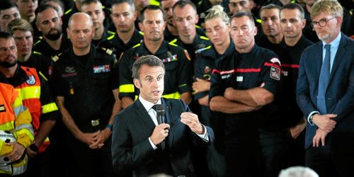 Dans le Gard, Emmanuel Macron prépare l’été qui s’annonce « très difficile » après les feux de forêts en 2022