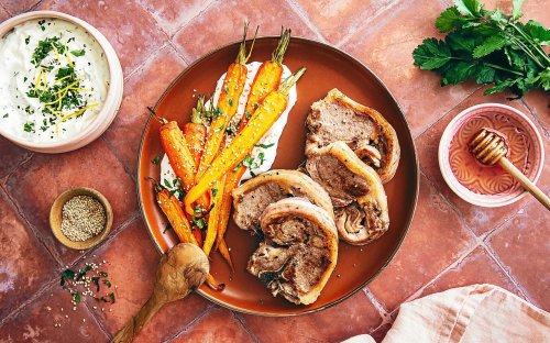 Pour changer du gigot à Pâques, voici la recette d’un filet d’agneau avec des carottes rôties au miel et sésame