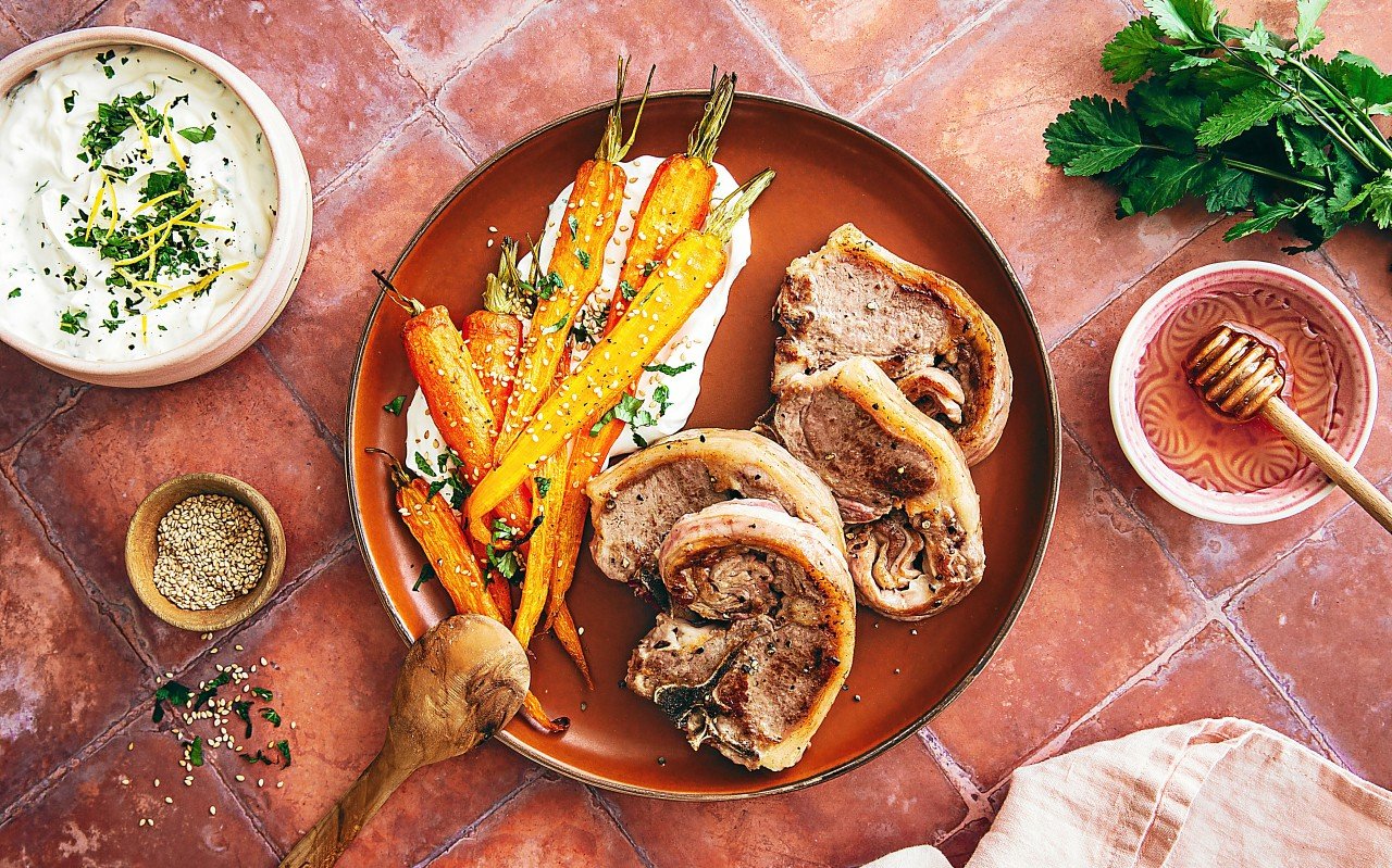 Pour changer du gigot à Pâques, voici la recette d’un filet d’agneau avec des carottes rôties au miel et sésame