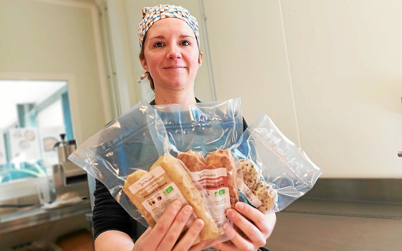Près de Dinan, Camille fabrique des saucisses végétales innovantes à base de produits locaux
