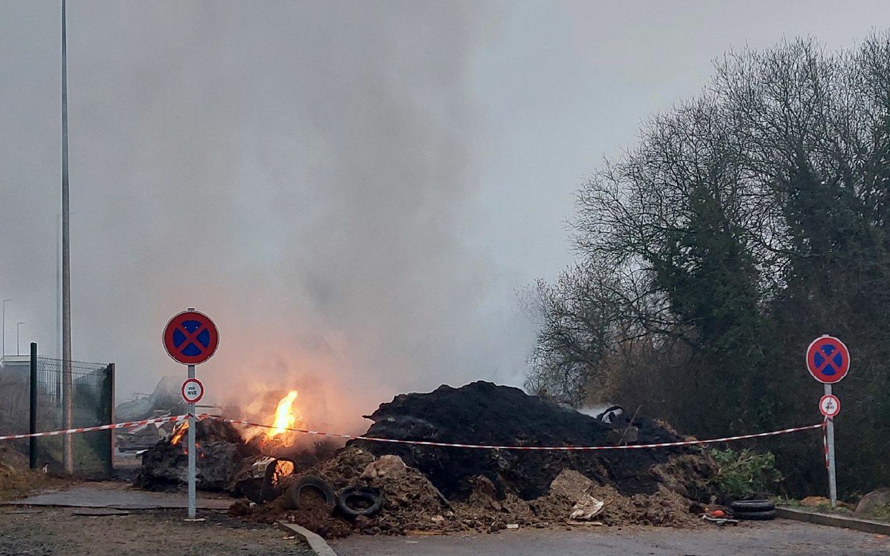Mobilisation des agriculteurs : de la fumée se dégage des déchets ce lundi 19 janvier à Châtelaudren-Plouagat