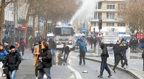 De la peinture dans les canons à eau à Rennes : d‘où vient cette rumeur ?