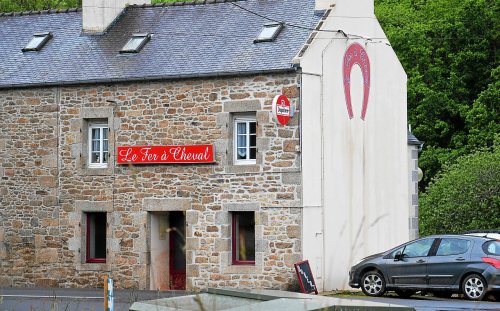 La façade d’un bar de Lannilis recouverte de mousse expansive dans la nuit de samedi à dimanche