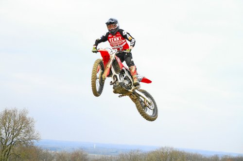 Retour gagnant d’Alizio Pinson (AMA Saint-Carreuc) sur le Moto-cross de Plouasne