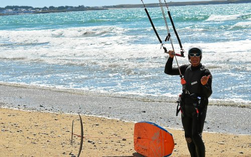 Sur la presqu’île de Quiberon, Étienne Graindorge pratique encore le kitesurf à 81 ans