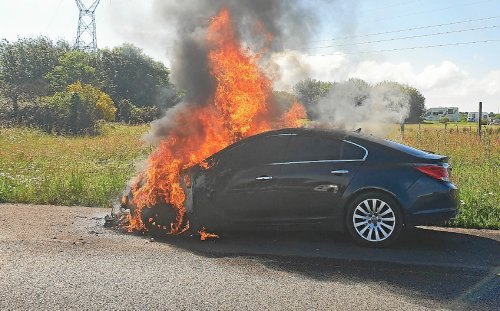 À Plouédern, un véhicule s’embrase sur la bande d’arrêt d’urgence de la RN12