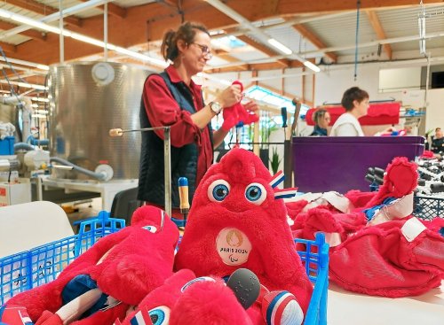 Derrière la mascotte des JO, un pari de relocalisation industrielle en Bretagne