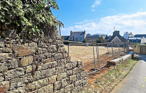 À Saint-Pol-de-Léon, une partie des vieux murs de la rue de la Psalette démolis sans autorisation