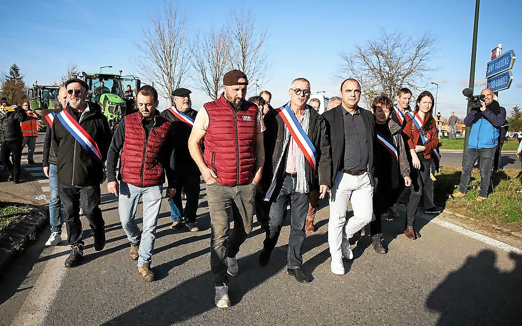 Des agriculteurs bloquent une autoroute au sud de Toulouse et y installent un campement