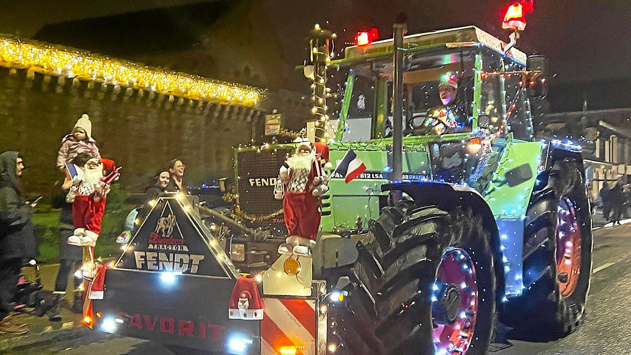 « On ne s’attendait à voir autant de monde ! » : à Quimper, la parade de Noël des agriculteurs fait un carton [En images et vidéos]