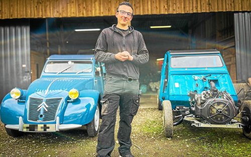 À La Harmoye, ce passionné rénove des 2 CV