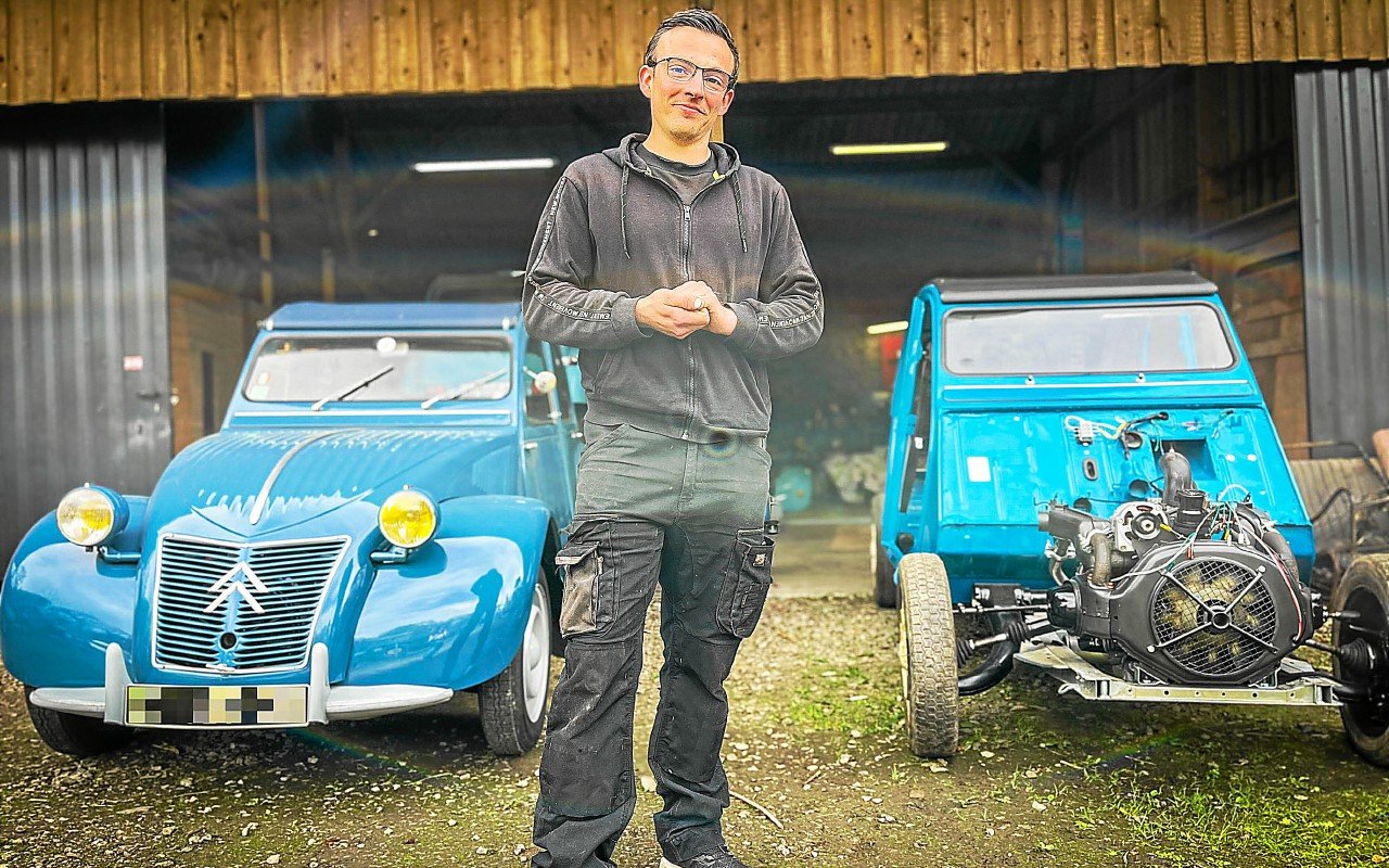 À La Harmoye, ce passionné rénove des 2 CV