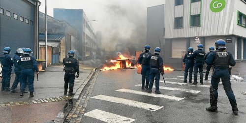DIRECT - Les forces de l’ordre interviennent pour évacuer le port de Lorient