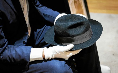 Un célèbre chapeau de Michael Jackson mis aux enchères à Paris ce mardi