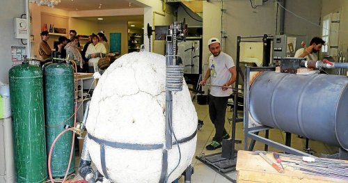 Verriers, étudiants, ingénieurs créent le verre des îles du Ponant à Belle-Île-en-Mer