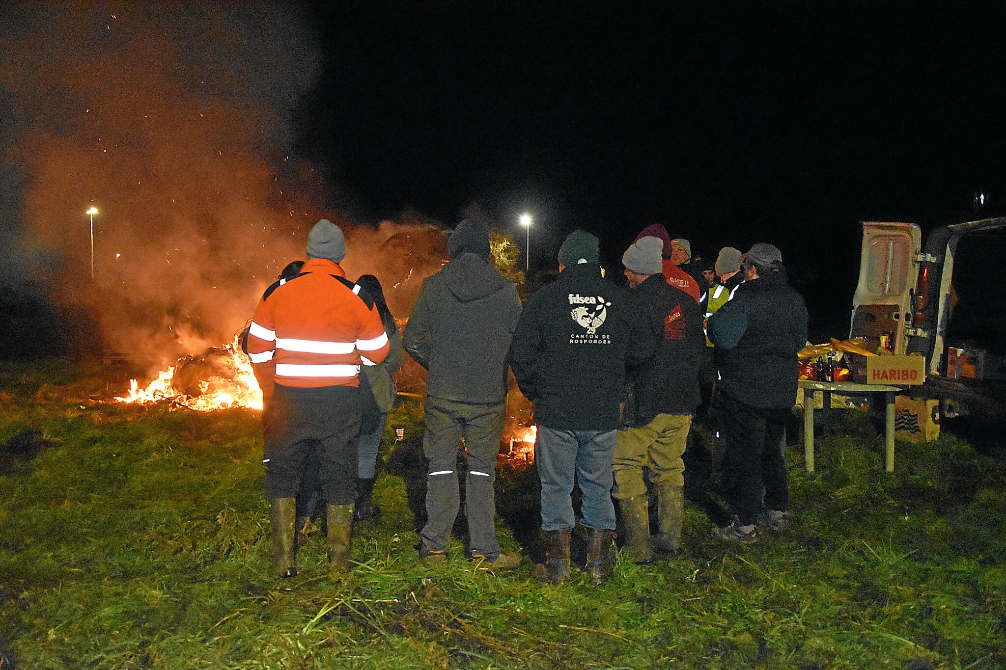 « Il y a une vie agricole en Bretagne et on ne veut pas qu’elle crève » : les agriculteurs allument un feu à Troyalac’h, à Quimper, ce lundi soir