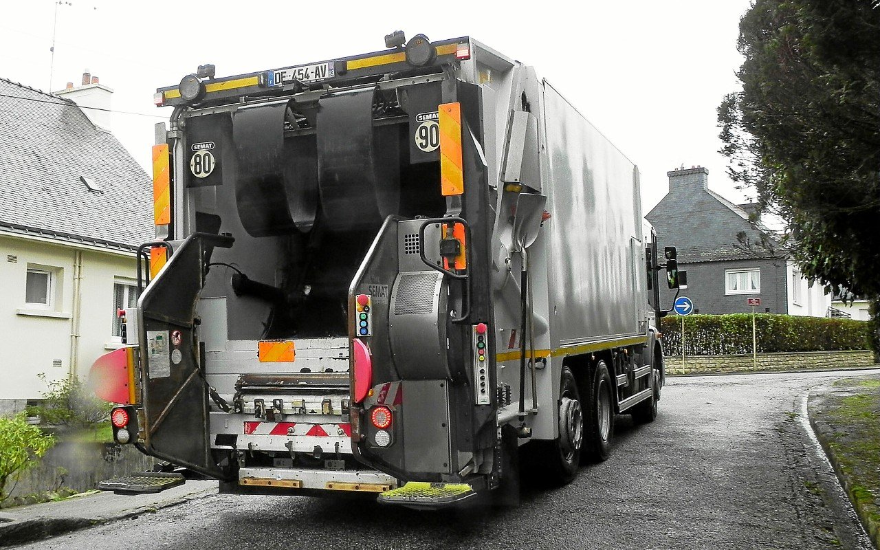 Faute d’assurance, Roi Morvan Communauté contrainte de mettre ses camions poubelles à l’arrêt