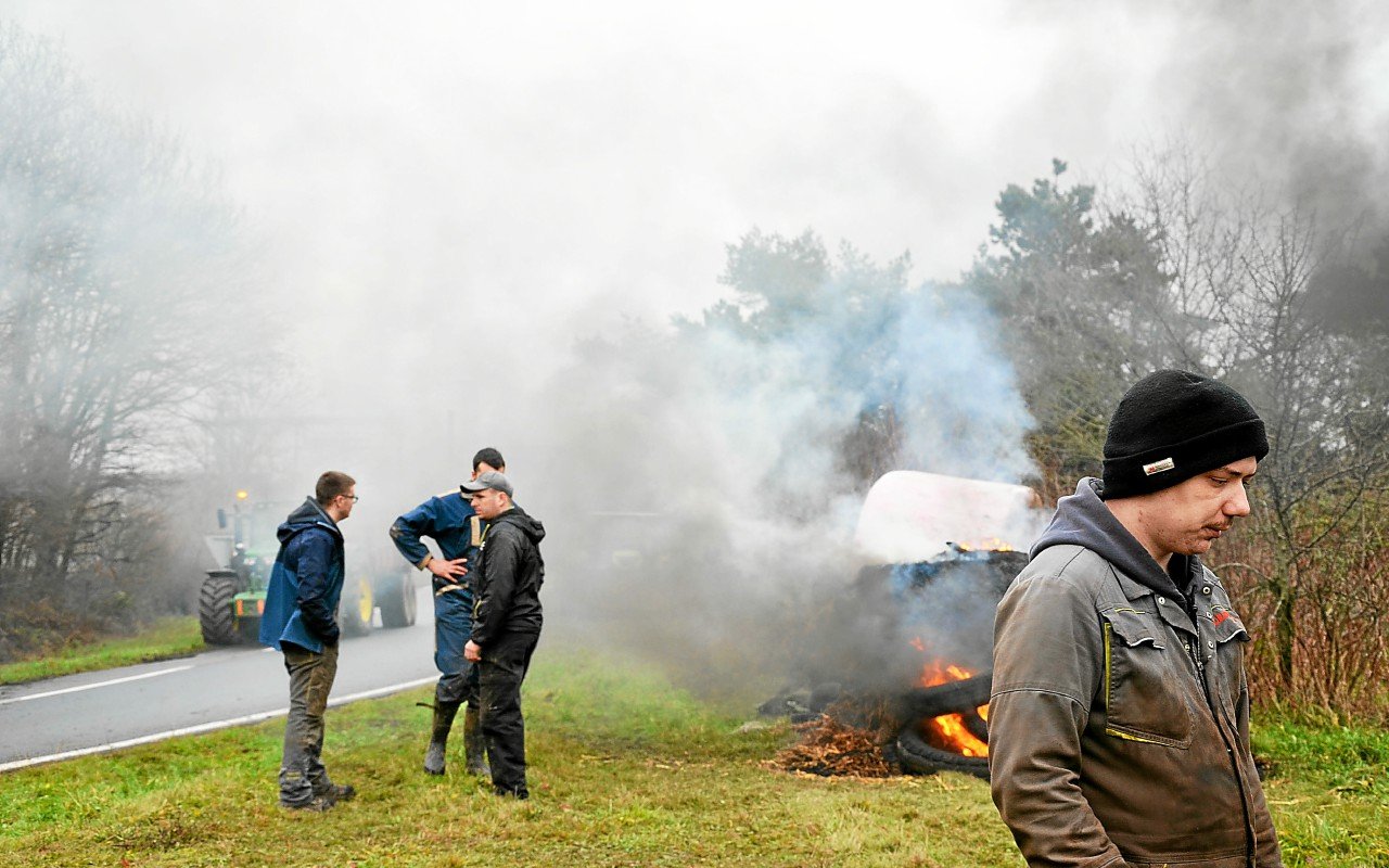 À Quimperlé, les agriculteurs maintiennent le barrage de Kervidanou