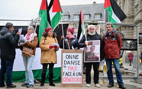 Opposée à la venue d’une troupe de danse israélienne à Saint-Brieuc, cette association de défense de la Palestine tracte à l’entrée du spectacle