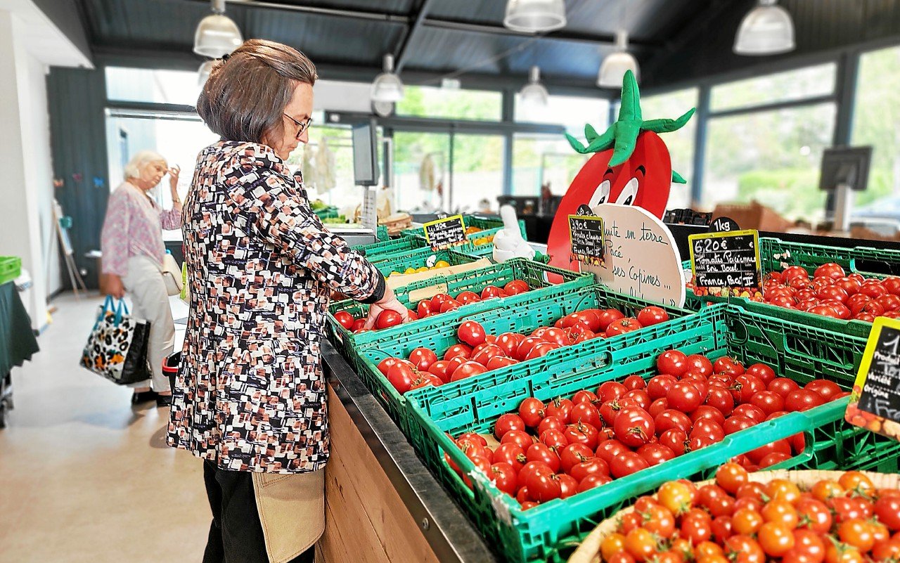 « Nos ventes progressent de 10 à 20 % chaque année », assure Carole Trubert, au magasin de producteurs de Pacé
